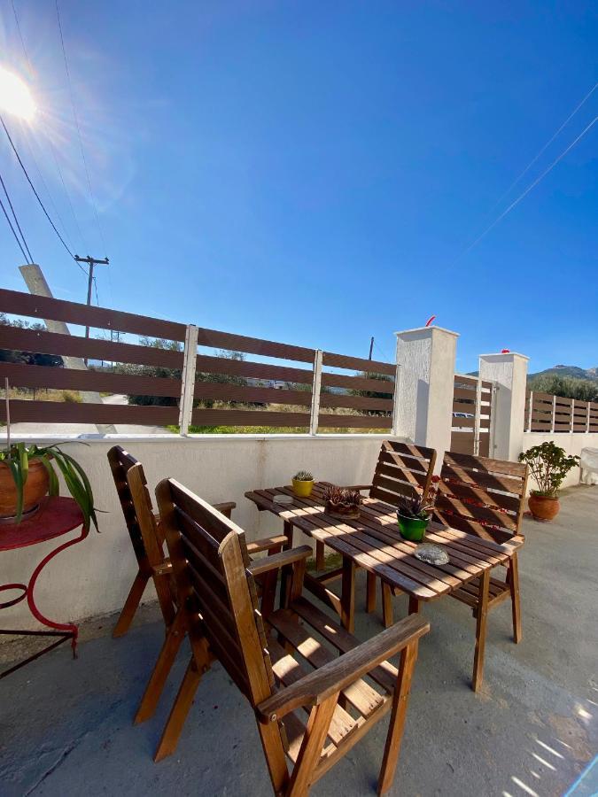 Mpanos Sea Apartment 2 لوترا أوراياس إلينيس المظهر الخارجي الصورة